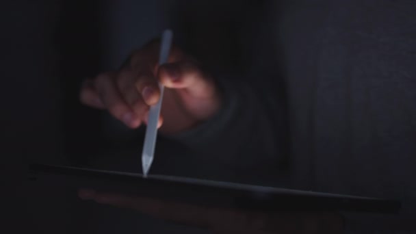 Close Kvinde Tegning Digital Tablet Ved Hjælp Stylus Pen Natten – Stock-video