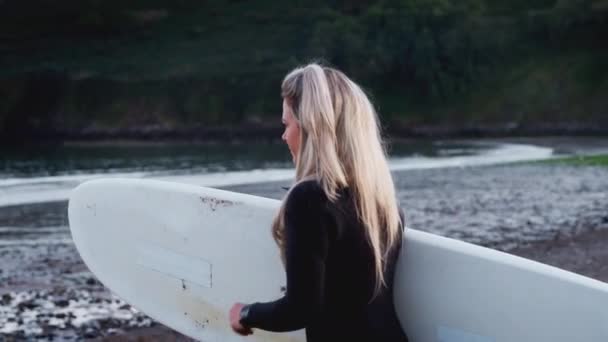 Young Woman Wetsuit Walking Beach Sea Holding Surfboard Summer Vacation — Stock Video