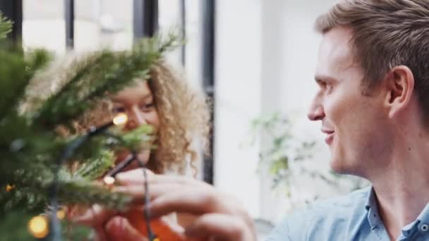 Pareja Casa Colgando Decoraciones Navidad Árbol Juntos Disparo Cámara Lenta — Vídeos de Stock