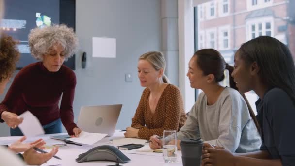 多様なビジネス女性のグループが創造的な会議を持っている現代のオフィスでテーブル スローモーションで撮影 — ストック動画