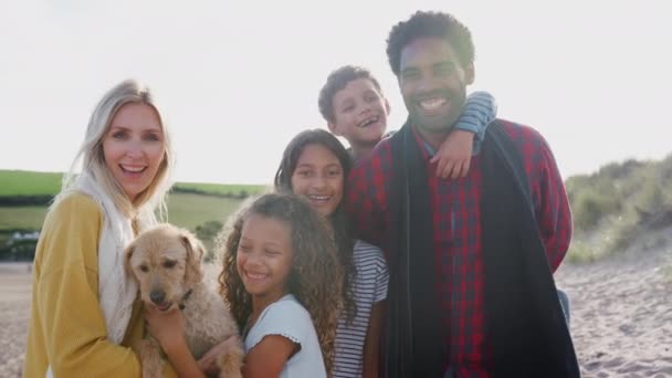 Porträt Einer Lächelnden Multikulturellen Familie Mit Hund Winterlichen Strandurlaub Aufgenommen — Stockvideo