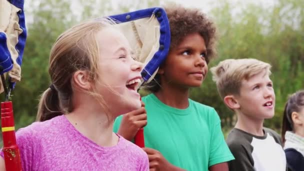 Groep Kinderen Outdoor Activiteitenkamp Wordt Getoond Hoe Wilde Dieren Vangen — Stockvideo