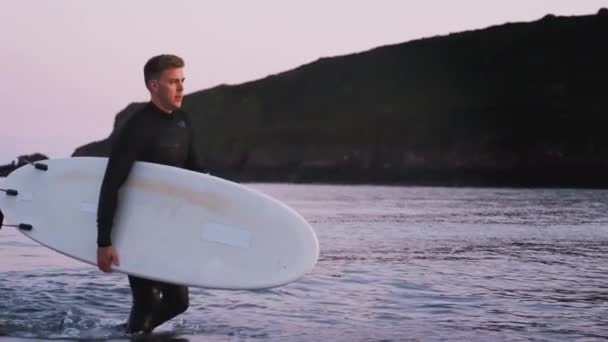 Manlig Surfare Våtdräkt Som Bär Surfbräda Havet Skjuten Slow Motion — Stockvideo