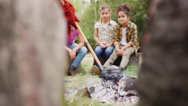 Grupo Crianças Com Líder Adulto Atividade Livre Camping Viagem Cozinhar — Vídeo de Stock