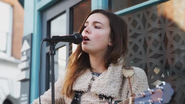 Mujer Joven Tocando Guitarra Acústica Cantando Aire Libre Calle Filmado — Vídeos de Stock