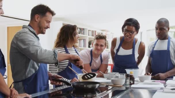 Чоловічий Вчитель Перевертає Плоскі Хліби Сковороді Дорослі Студенти Дивляться Кулінарному — стокове відео