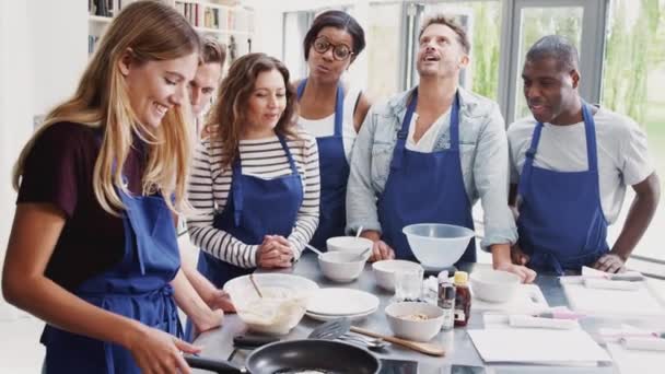 Female Student Cooking Flatbread Pan Adult Students Watch Cooking Class — Stock Video