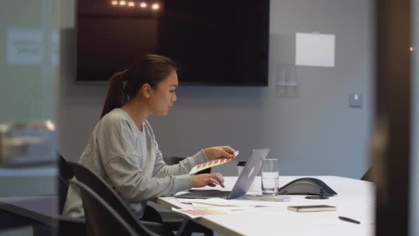 Geschäftsfrau Arbeitet Spät Büro Besprechungsraum Mit Laptop Aufgenommen Zeitlupe — Stockvideo