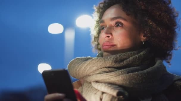 Vrouw Straat Nachts Bestellen Taxi Met Behulp Van Mobiele Telefoon — Stockvideo