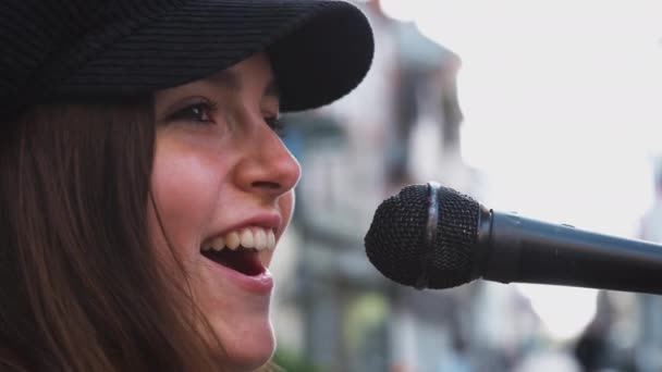 Mulher Jovem Busking Cantando Microfone Livre Rua Filmado Câmera Lenta — Vídeo de Stock