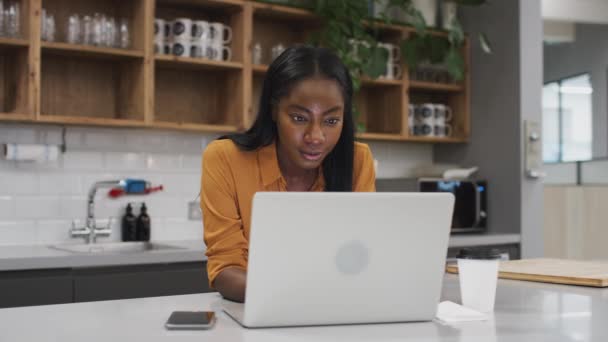 Empresária Sentada Balcão Cozinha Escritório Moderno Trabalhando Laptop Filmada Câmera — Vídeo de Stock