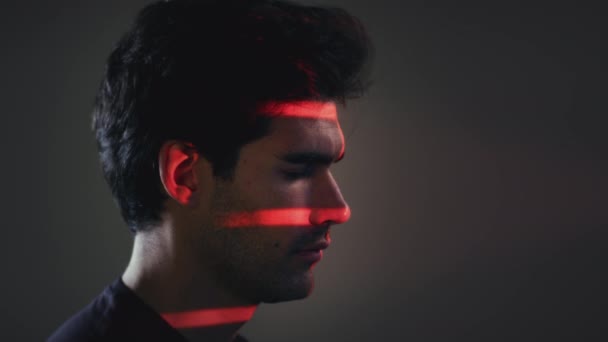 Gesichtserkennungstechnologie Mann Lässt Rotes Raster Studio Auf Auge Projizieren Aufgenommen — Stockvideo