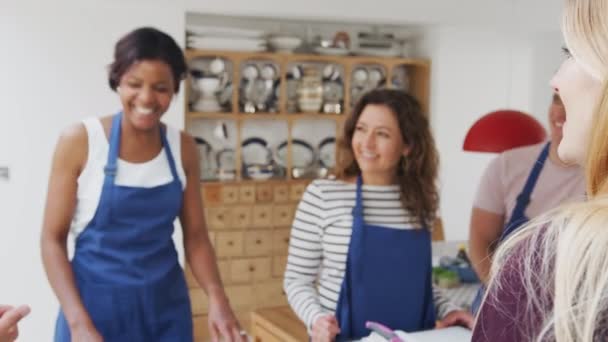 Мужчины Женщины Фартуках Участвующие Кулинарных Занятиях Кухне Снято Замедленной Съемке — стоковое видео