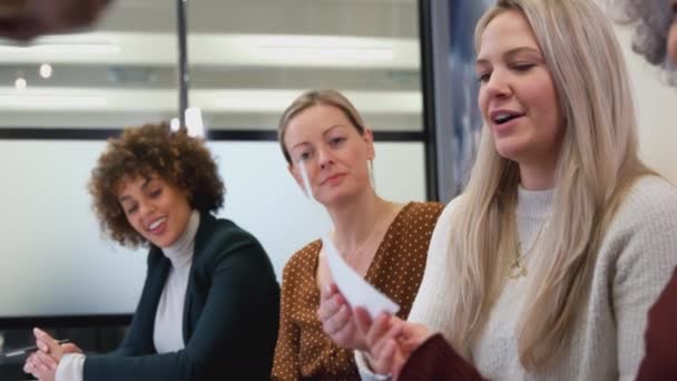 Schlange Von Geschäftsfrauen Modernem Büro Die Kreativer Besprechung Dokumente Diskutieren — Stockvideo