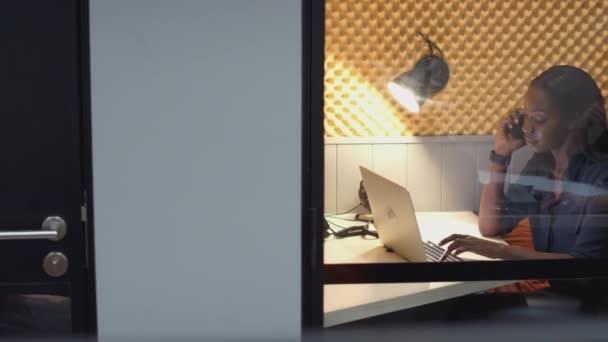 Geschäftsfrauen Arbeiten Spät Einzelnen Bürokabinen Mit Laptop Und Digitalem Tablet — Stockvideo