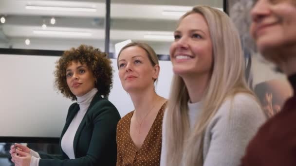 Lijn Van Zakenvrouwen Modern Kantoor Applaudisseren Presentatie Door Collega Geschoten — Stockvideo