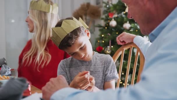 Evlat Noel Krakerinden Kalma Bant Mezurasıyla Oynuyor Anne Büyükbaba Yemek — Stok video