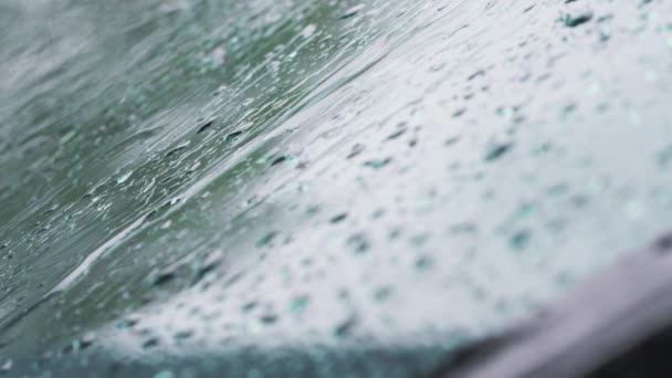 Macro Shot Raindrops Trickling Car Windshield — Stock Video