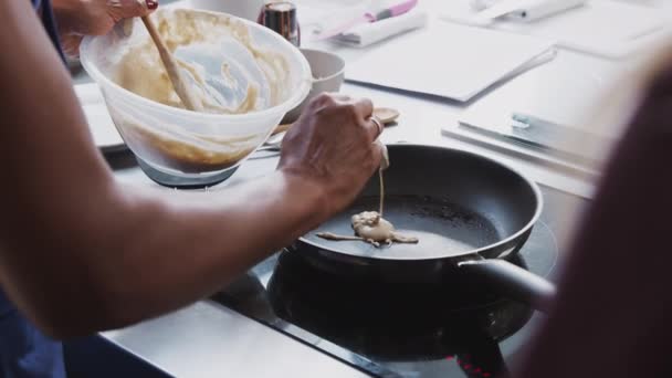 Yetişkin Öğrenciler Yavaş Çekimde Yemek Kursuna Girerken Kadın Öğretmen Tavaya — Stok video