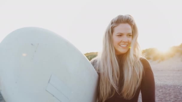 Mujer Joven Traje Neopreno Pie Playa Atardecer Sosteniendo Tabla Surf — Vídeos de Stock