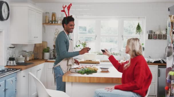 男人们穿着华丽的连衣裙 驯鹿的鹿角在厨房准备圣诞大餐时敬酒 动作缓慢 — 图库视频影像