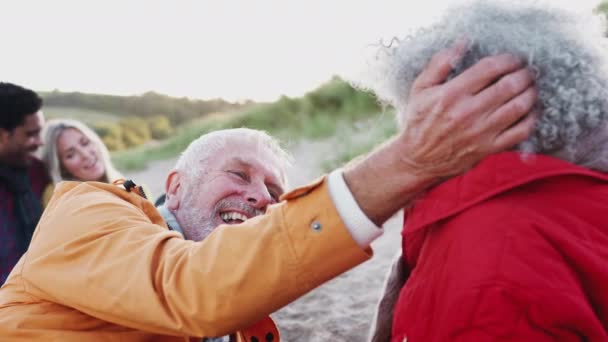 Kochająca Para Seniorów Leżąca Przy Ognisku Zimowych Wakacjach Plaży Dorosłym — Wideo stockowe