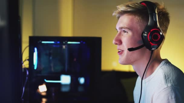 Tienerjongen Draagt Headset Zittend Voor Dual Computer Schermen Thuis Gaming — Stockvideo