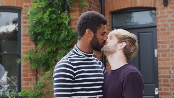 Portret Van Gay Man Paar Buiten Nieuw Huis Zoenen Glimlachen — Stockvideo