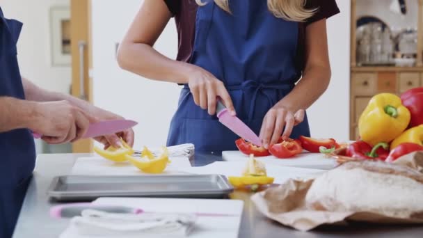 Close Van Mannelijke Vrouwelijke Studenten Snijden Paprika Voor Schotel Keuken — Stockvideo