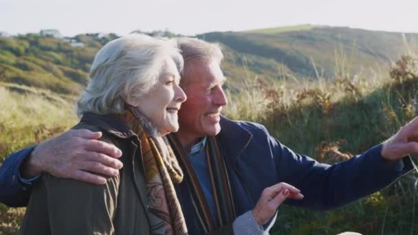 Romantyczna Para Seniorów Siedząca Patrząca Widok Spacerujących Razem Wzdłuż Wybrzeża — Wideo stockowe
