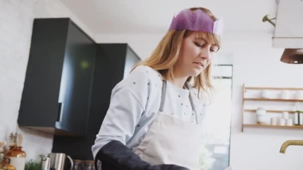 Nők Meleg Partner Pohár Bort Hoznak Ahogy Kiveszi Vegetáriánus Dió — Stock videók