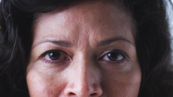 Крупним Планом Очах Усміхненої Зрілої Жінки Студії Знімок Повільному Русі — стокове відео