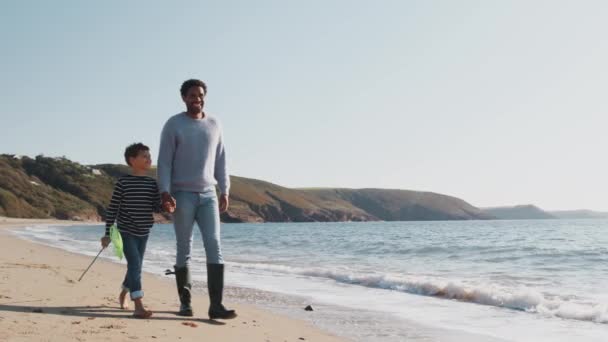 Padre Hijo Caminando Largo Playa Rompiendo Olas Llevando Red Pesca — Vídeo de stock