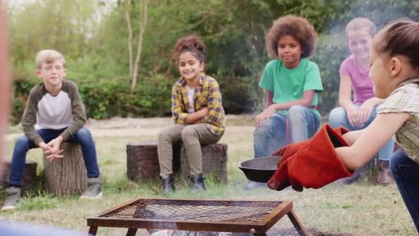 Grupo Crianças Viagem Acampamento Atividade Livre Colocando Panela Sobre Fogo — Vídeo de Stock