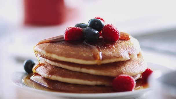 Close Maple Syrup Being Poured Stack Freshly Made Pancakes Berries — Stock Video