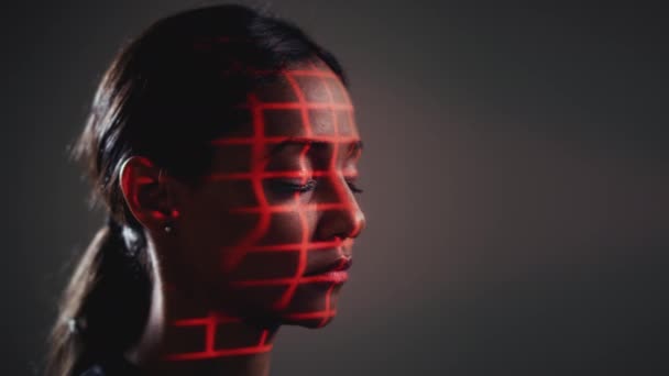 人脸识别技术的概念 女性在演播室中的面部投射红色网格 慢镜头拍摄 — 图库视频影像