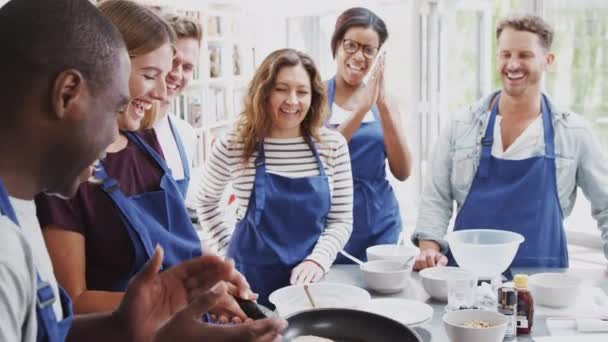 Жінка Вчителька Кидає Плоскі Хліби Сковороду Дорослі Студенти Дивляться Кулінарному — стокове відео