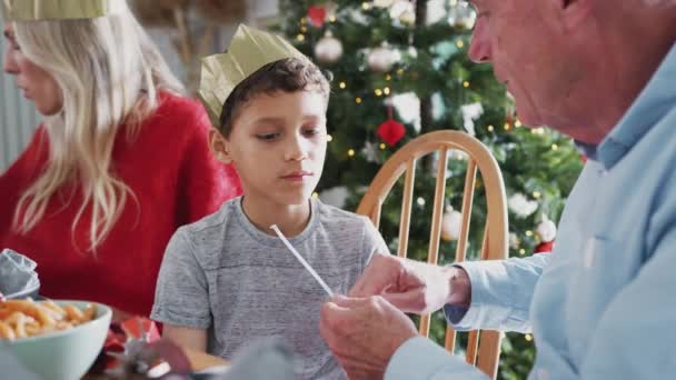 Sohn Spielt Mit Maßband Aus Weihnachtstorte Während Großvater Seine Nase — Stockvideo