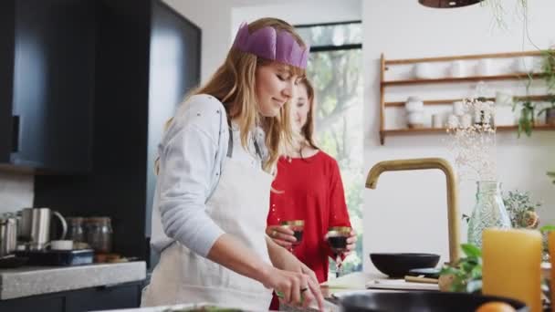 Жінки Приносять Гей Партнерський Келих Вина Коли Вона Миється Кухні — стокове відео