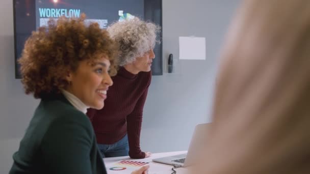 Tisch Modernem Büro Dem Sich Verschiedene Geschäftsfrauen Kreativ Treffen Aufgenommen — Stockvideo