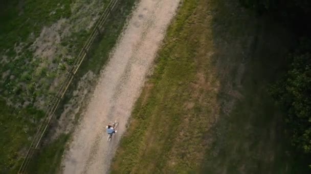 Drone Tiro Aéreo Mujer Joven Montar Bicicleta Largo Pista Campo — Vídeos de Stock