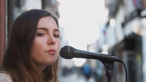 Mladá Žena Busking Hrát Akustickou Kytaru Zpívat Venku Ulici Zastřelen — Stock video