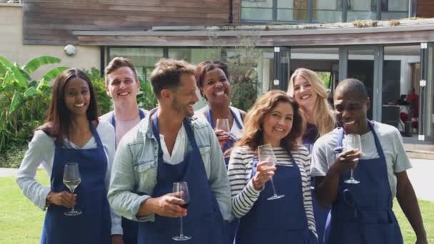 Grupo Hombres Mujeres Que Asisten Clases Cocina Relajándose Aire Libre — Vídeo de stock