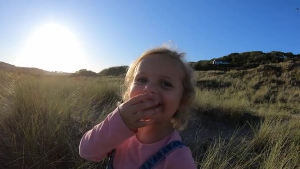Câmera Seguindo Por Trás Como Menina Diverte Correndo Dunas Areia — Vídeo de Stock