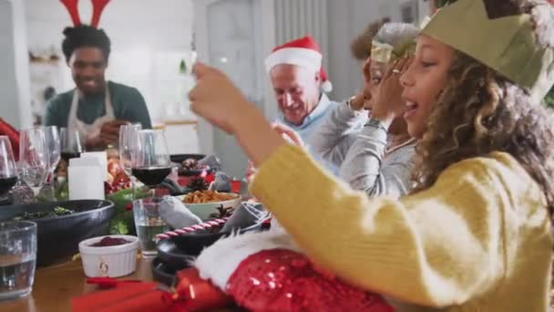 Familia Multigeneracional Jugando Con Las Novedades Galleta Navideña Mientras Sientan — Vídeos de Stock