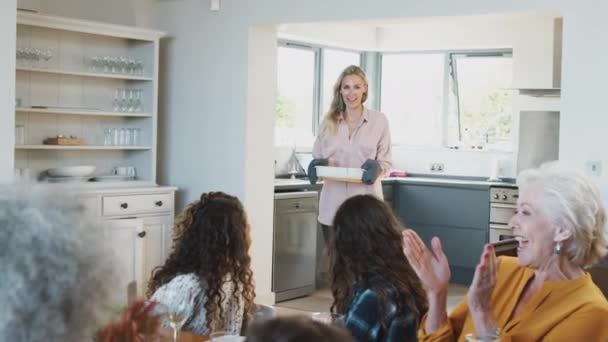 Mãe Servindo Refeição Família Várias Gerações Sentada Torno Mesa Casa — Vídeo de Stock