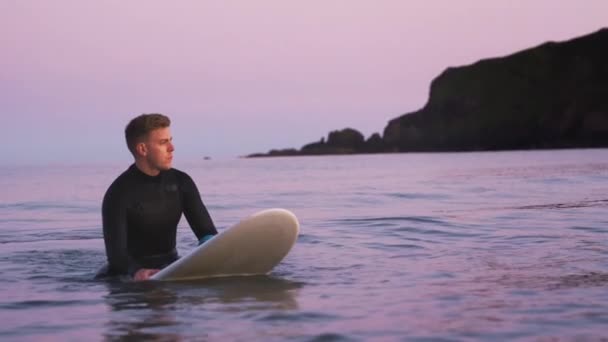 Mężczyzna Surfer Kombinezonie Unoszącym Się Desce Surfingowej Jak Fale Łamią — Wideo stockowe