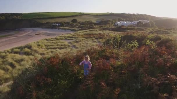 Drone Shot Jeune Fille Amusant Jouer Dans Les Dunes Sable — Video
