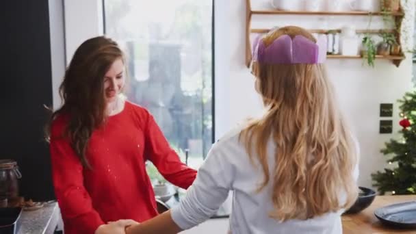 Noel Yemeğini Hazırlarken Mutfakta Dans Eden Eşcinsel Kadın Çift Ağır — Stok video