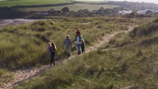 Drone Shot Famiglia Multi Generazione Che Cammina Attraverso Dune Sabbia — Video Stock